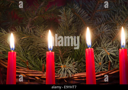 Natale candele su rametti di abete rosso sfondo Foto Stock