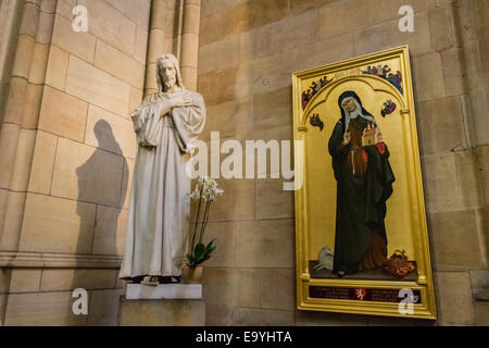 Statua di Gesù Cristo e la pittura di Santa Agnese di Boemia all'interno di San Vito cupola in Praga Foto Stock