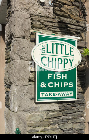 Segno sulla parete esterna del piccolo Chippy, un inglese tradizionale con il pesce e il chip shop sulla strada di faggio, Windermere, Cumbria, appena Foto Stock