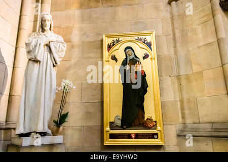 Statua di Gesù Cristo e la pittura di Santa Agnese di Boemia all'interno di San Vito cupola in Praga Foto Stock