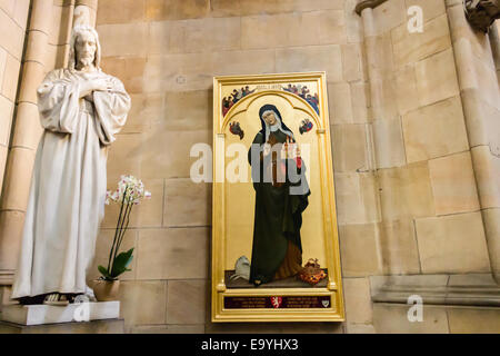 Statua di Gesù Cristo e la pittura di Santa Agnese di Boemia all'interno di San Vito cupola in Praga Foto Stock