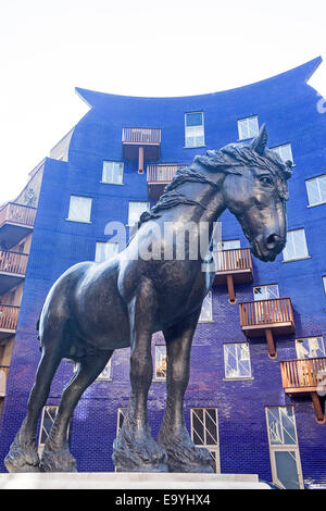 Londra, Bermondsey Shirley luogo della statua di Giacobbe il dray cavallo in cerchio in Queen Elizabeth Street Foto Stock