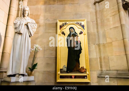 Statua di Gesù Cristo e la pittura di Santa Agnese di Boemia all'interno di San Vito cupola in Praga Foto Stock