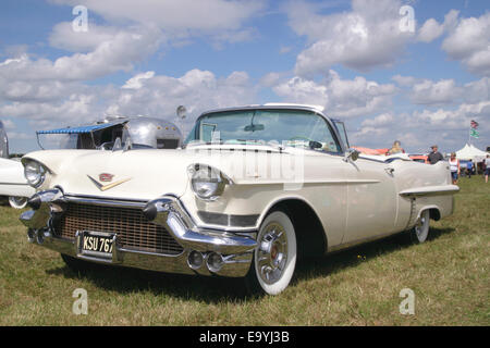 1957 Cadillac convertibili in White Waltham retrò Festival 2014 Foto Stock