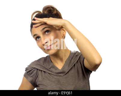 Primo piano di una bella donna che guarda verso l'alto con una mano in fronte con un bianco sfondo isolato Foto Stock