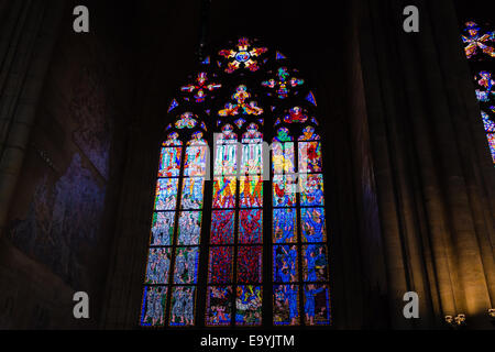 Finestra decalcomania trasparenza all'interno della cattedrale di San Vito di Praga, una chiesa con scuri torri gotiche custodito da gargoyle: Foto Stock