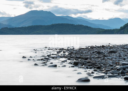 Una vista panoramica di Loch Lomond Scozia UK con una lenta velocità di otturatore dando la sfocatura sull'acqua Foto Stock