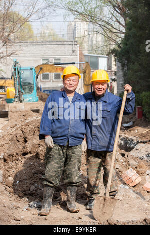 Padre e figlio sul sito in costruzione Foto Stock