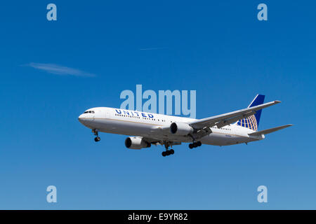 United Airlines Boeing 767-322 piano, N643UA per il suo approccio per l'atterraggio all'Aeroporto di Londra Heathrow, England, Regno Unito Foto Stock