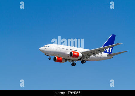 Scandinavian Airlines SAS aereo Boeing 737, LN-PRR sul suo approccio per lo sbarco a Londra Heathrow, England, Regno Unito Foto Stock