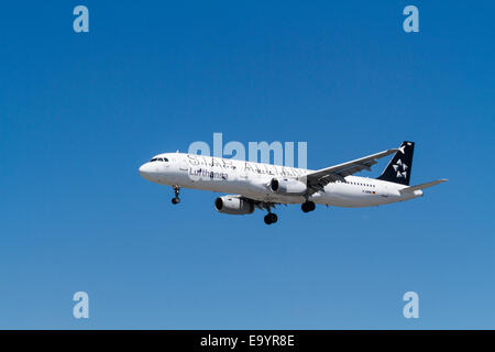 Lufthansa Star Alliance Airbus A321-100 piano, D-AIRW, denominato Heilbronn, per il suo approccio per l'atterraggio all'Aeroporto di Londra Heathrow, England, Regno Unito Foto Stock