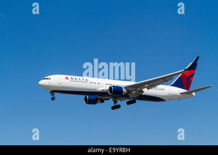 Delta Air Lines Boeing 767 piano, N185DN, sull'approccio di atterraggio a Londra Heathrow, England, Regno Unito Foto Stock