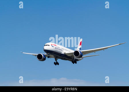 British Airways Boeing 787 piano, G-ZBJB, sull'approccio di atterraggio a Londra Heathrow, England, Regno Unito Foto Stock