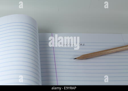 Notebook bianco con una matita e la Scrittura che dice che il capitolo uno Foto Stock