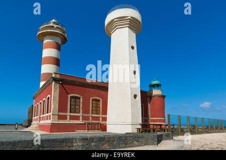 Vecchio e nuovo faro (anche un museo), vicino a questo villaggio di pescatori sulla costa NW; El Cotillo, Fuerteventura, Isole Canarie, Spagna Foto Stock