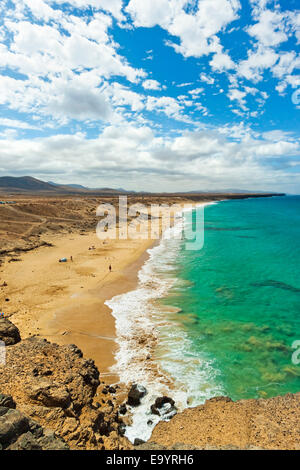 Vista verso sud su Charco de Guelde bay da le cime della scogliera a questo villaggio NW; El Cotillo, Fuerteventura, Isole Canarie, Spagna Foto Stock