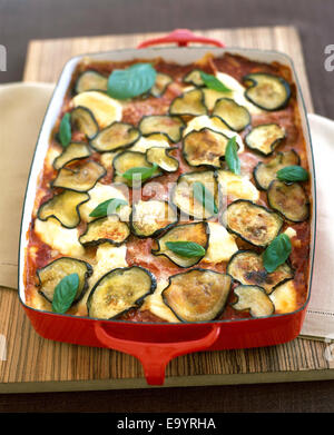 Lasagne al forno in rosso la padella con le fette di melanzane e le foglie di basilico Foto Stock