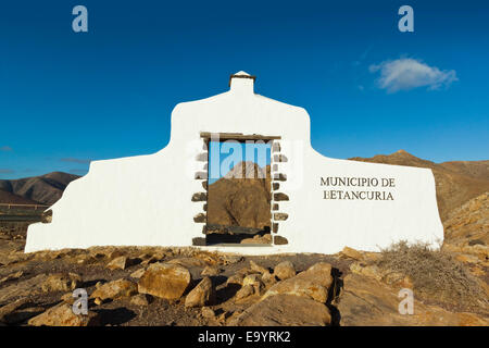 Gateway di Betancuria distretto a Risco de Las Penas belvedere nelle highlands orientale; Pajara, Fuerteventura, Isole Canarie, Spagna Foto Stock