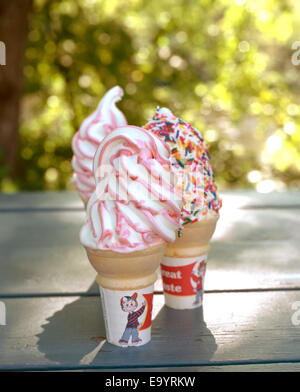 Tre morbidi servire di gelati in cono Foto Stock