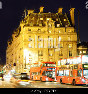 London, Regno Unito - 03 Novembre 2014: Il Ritz hotel a 5 stelle, situato a Piccadilly, stile neoclassico costruito da Charles Mewes, opene Foto Stock