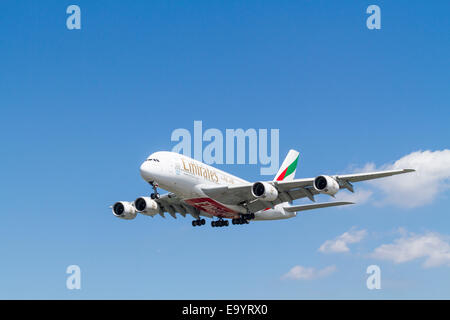 Emirates Airbus A380-861 piano, A6-SEE, per il suo approccio per l'atterraggio all'Aeroporto di Londra Heathrow, England, Regno Unito Foto Stock