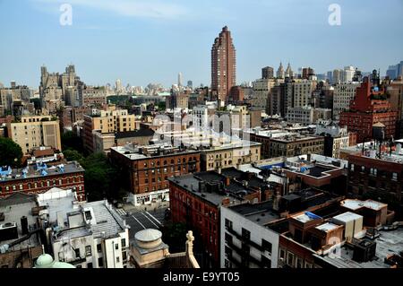 NYC: vista sulla costruzione di tetti in Occidente 80's guardando ad est con il Belvedere Appartamento torre sul Columbus Avenue Foto Stock