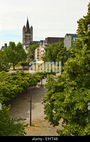 Vista lungo la Amleystapel verso la grande chiesa di San Martino (lordo Sankt Martin) dal fiume Reno; Colonia, Germania Foto Stock