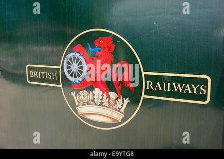 La British Railways cresta su una North Norfolk ferroviaria locomotiva diesel. Holt, Norfolk, Inghilterra. Foto Stock