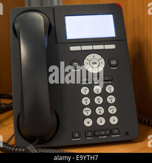 Un telefono in ufficio con pulsanti di composizione Foto Stock