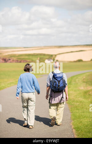 Giovane a piedi, sentiero costiero vicino Marloes, Il Pembrokeshire Coast National Park, Wales, Regno Unito Foto Stock