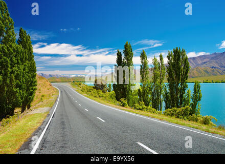 Paesaggio di montagna con il lago e la strada, Nuova Zelanda Foto Stock