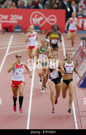 Brianne THEISEN-EATON & Jessica ZELINKA del Canada nel womens eptathlon 800 metri ad Hampden Park, nel 2014 giochi del Commonwealth, Glasgow Foto Stock