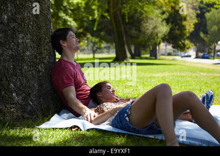 Coppia giovane relax nel parco Foto Stock