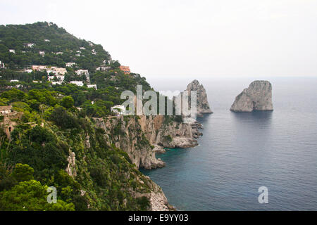 Vista dell'isola di Capri, al largo della costa meridionale del Italia in un giorno nuvoloso. Isola di Capri, il Mar Tirreno, Penisola Sorrentina, Italia Foto Stock