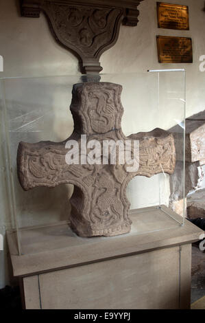 Saxon Cross all'interno Chiesa di St. Michael, Cropthorne, Worcestershire, England, Regno Unito Foto Stock