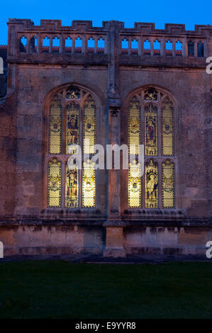 Illuminazione interna risplende attraverso le finestre della chiesa di Tutti i Santi, Evesham, Worcestershire, England, Regno Unito Foto Stock