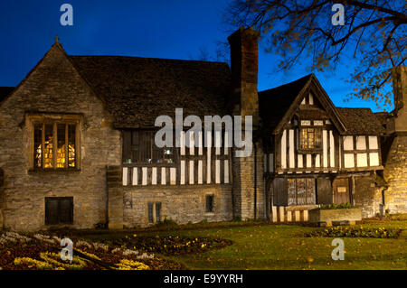 Il Museo Almonry al crepuscolo, Evesham, Worcestershire, England, Regno Unito Foto Stock
