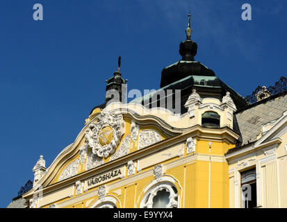 Ungheria Pecs Baranya County sud oltre Danubio. Town Hall - Varoshaza, facciata dettaglio. Foto Stock
