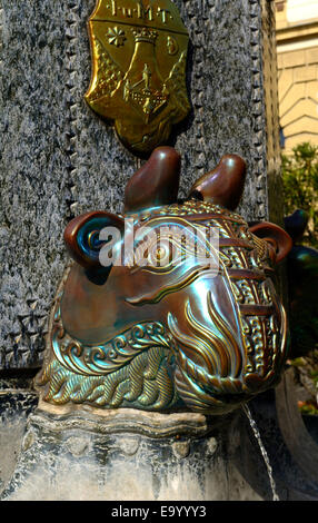 Bull di testa, Vilmos Zsolnay memorial fontana. Ungheria Pecs Baranya County sud oltre Danubio. Dettaglio, testa di toro e rivestire di ar Foto Stock