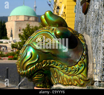 Bull di testa, Vilmos Zsolnay memorial fontana. Ungheria Pecs Baranya County sud oltre Danubio. Dettaglio. Foto Stock