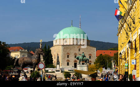 Ungheria Pecs Baranya County sud oltre Danubio. Szechenyi Ter Square vista generale, con la Moschea di Pasha Quasim in background. Foto Stock