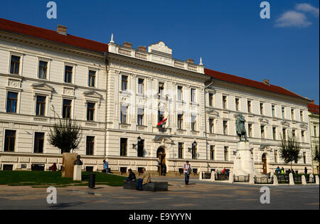 Gli uffici del governo edificio Ungheria Pecs Baranya County sud oltre Danubio. Foto Stock