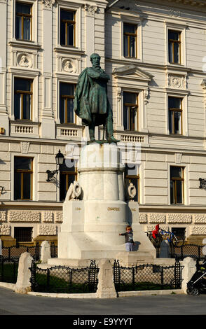 Statua di Kossuth Lajos davanti a un edificio governativo, Pecs Ungheria Europa Foto Stock