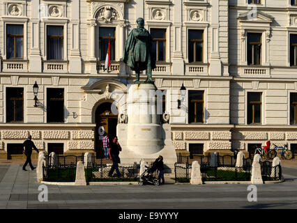 Statua di Kossuth Lajos davanti a un edificio governativo, Pecs Ungheria Erope Foto Stock