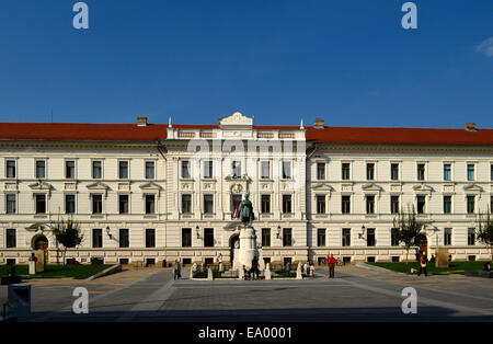 Gli uffici del governo edificio Ungheria Pecs Europa Baranya County sud oltre Danubio. Foto Stock