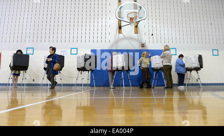 Washington, DC, Stati Uniti d'America. 4 Novembre, 2014. I residenti il loro voto durante gli Stati Uniti Elezioni intermedia in corrispondenza di un luogo di polling in Rockville, Maryland, Stati Uniti, su nov. 4, 2014. Credito: Yin Bogu/Xinhua/Alamy Live News Foto Stock