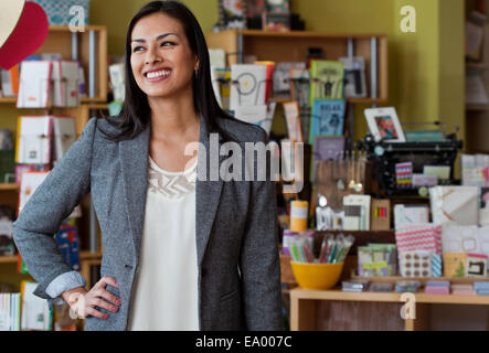 Ritratto di donna assistente alle vendite in negozio di cancelleria Foto Stock