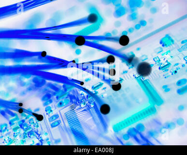 Croce immagine elaborata di fibra ottica che trasporta i dati passando una scheda a circuito stampato Foto Stock