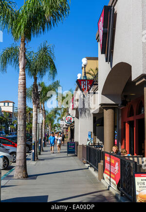 Strada principale nel centro di Huntington Beach, Orange County, California, Stati Uniti d'America Foto Stock