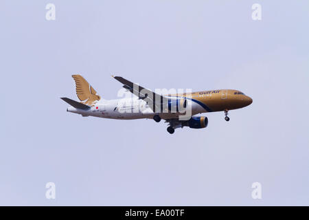 Airbus A320 A9C-AO del Golfo Airon approccio all'aeroporto di Larnaca, Cipro. Foto Stock